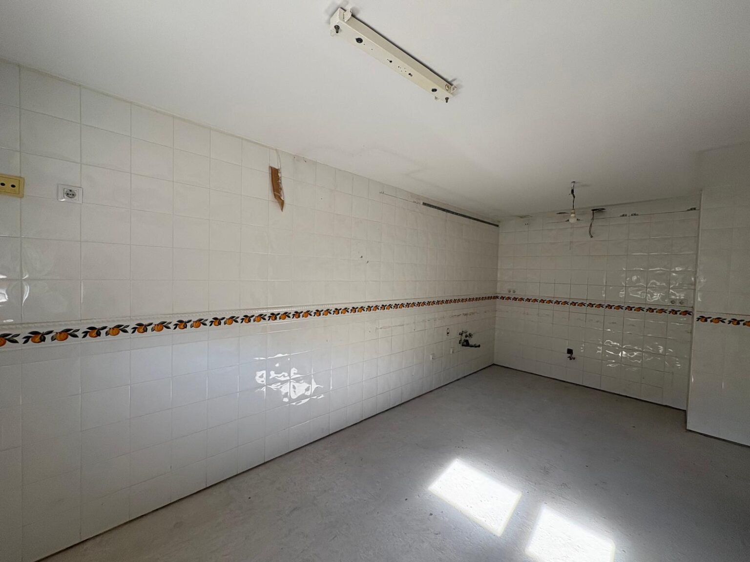 Alicatado de cocinas con azulejos de tendencia y juntas perfectas